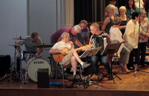 2-Les musiciens accordent leurs instruments.